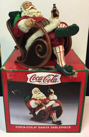 4405-1 € 70,00 coca cola beeld kerstman zittend in stoel ca 20 cm lengte 24 cm